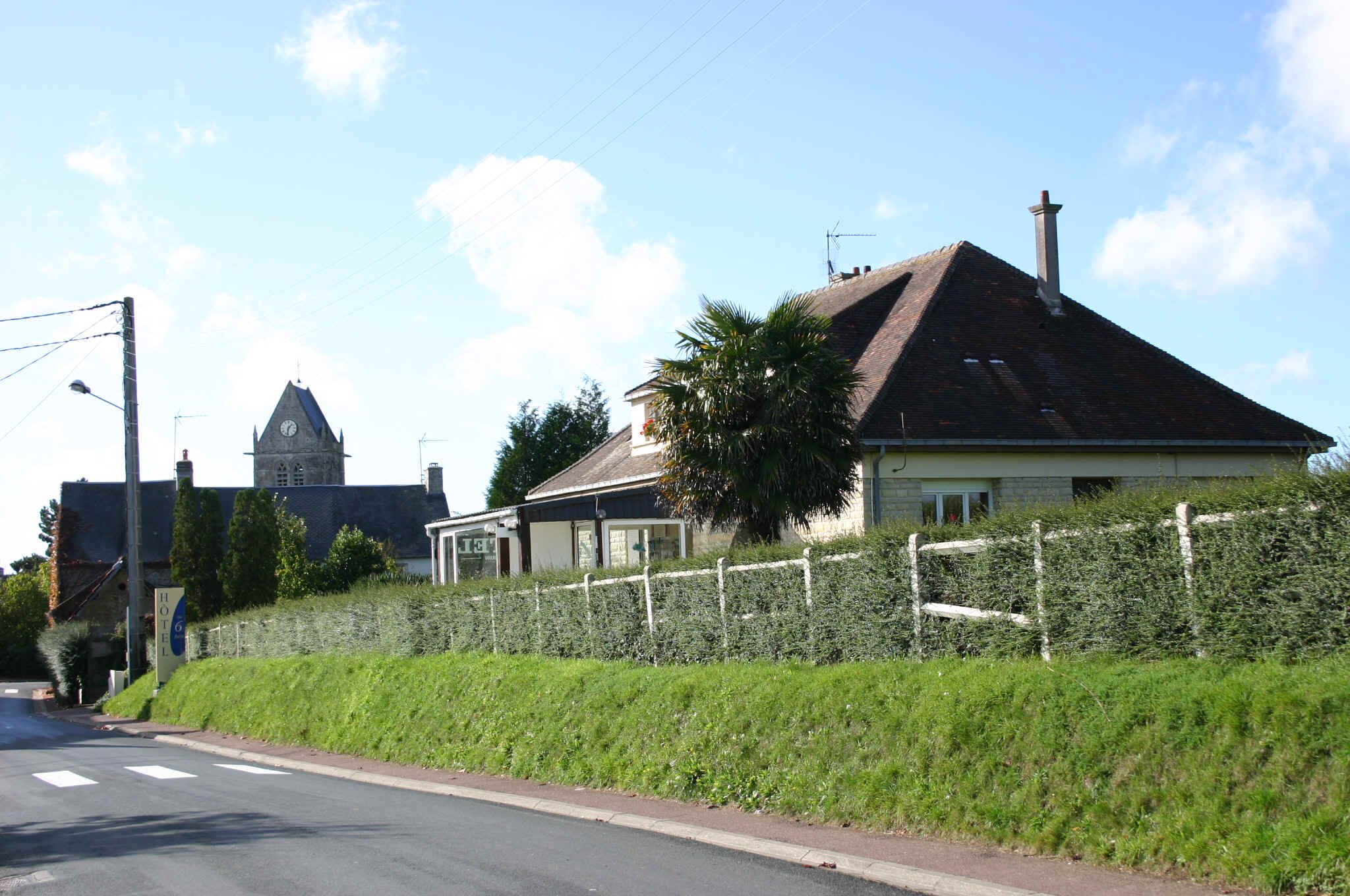 sainte mere eglise hotel vous pouvez voir l'eglise de sainte mere en arriere plan 